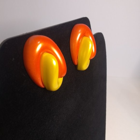 Vintage Orange and Gold Bakelite Knotted Earrings - Picture 2 of 4